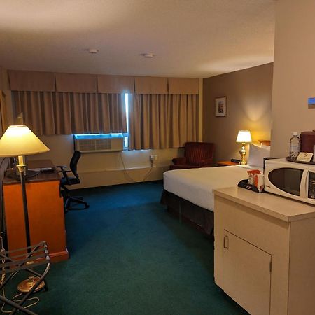 Nomad Hotel & Suites Fort Mcmurray Exteriör bild