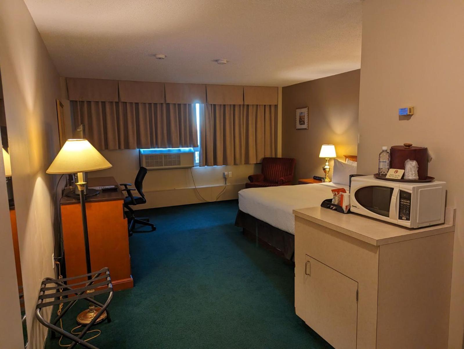 Nomad Hotel & Suites Fort Mcmurray Exteriör bild