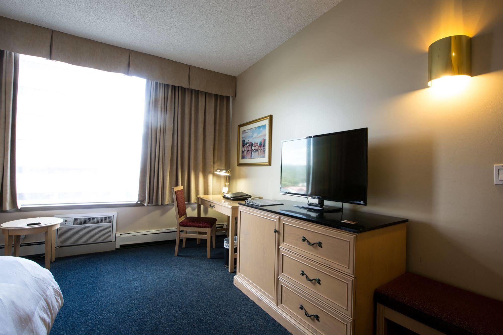 Nomad Hotel & Suites Fort Mcmurray Exteriör bild